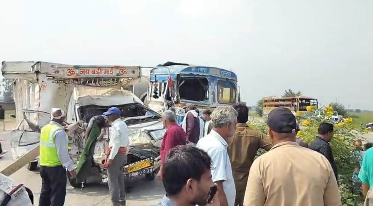 Violent collision between a truck and a pickup on National Highway 30; two drivers killed