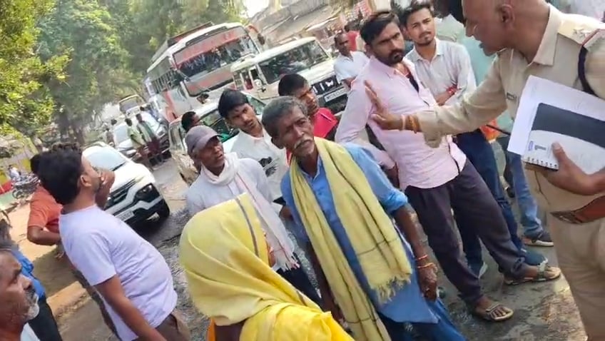 शहडोल: आदिवासी महिलाओं के नाम पर फर्जी लोन का आरोप, चक्काजाम के बाद कियोस्क संचालक गिरफ्तार
