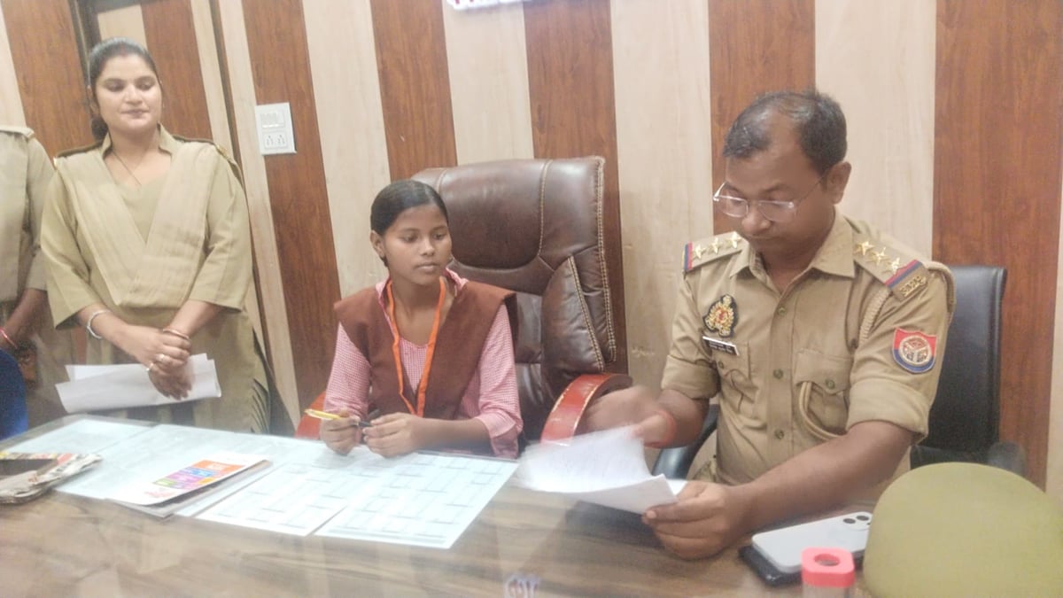 Jaunpur News: आठवीं की छात्रा अमृता बनीं एक दिन की कोतवाली प्रभारी
