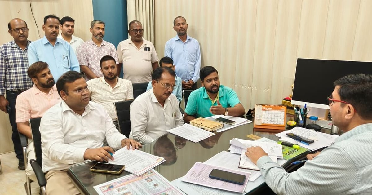 Shahjahanpur News: लंबित वेतन और सेवा संबंधी समस्याओं के समाधान की मांग