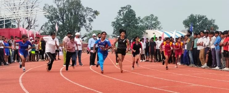 Shahjahanpur News: तीन हजार मीटर दौड़ में प्रिंस और आकांक्षा अव्वल