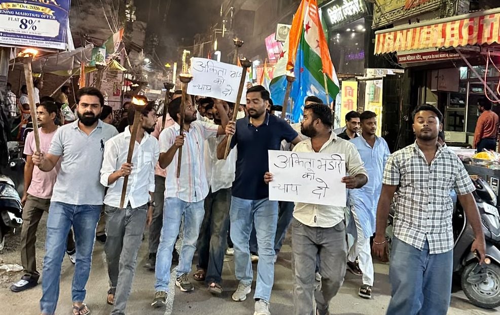 Shahjahanpur News: अंकिता को न्याय दिलाने के लिए कांग्रेसियों ने निकाली मशाल यात्रा