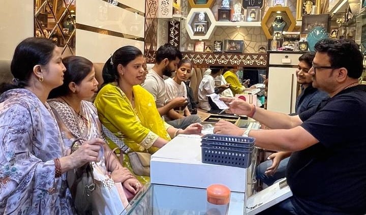 Hathras News: सोने-चांदी के दामों में गिरावट से उछला बाजार