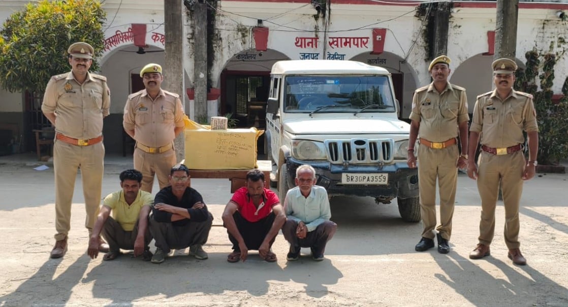 Deoria News: शराब लदी बोलेरो से पुलिसकर्मियों को कुचलने की कोशिश, चार गिरफ्तार