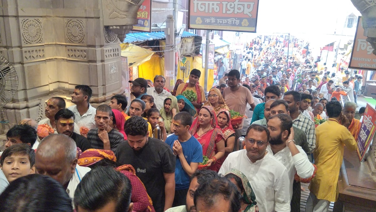 Mirzapur News: विंध्यधाम में उमड़े आस्थावान, मां के दर्शन के लिए श्रद्धालाओं की लगी लंबी कतार