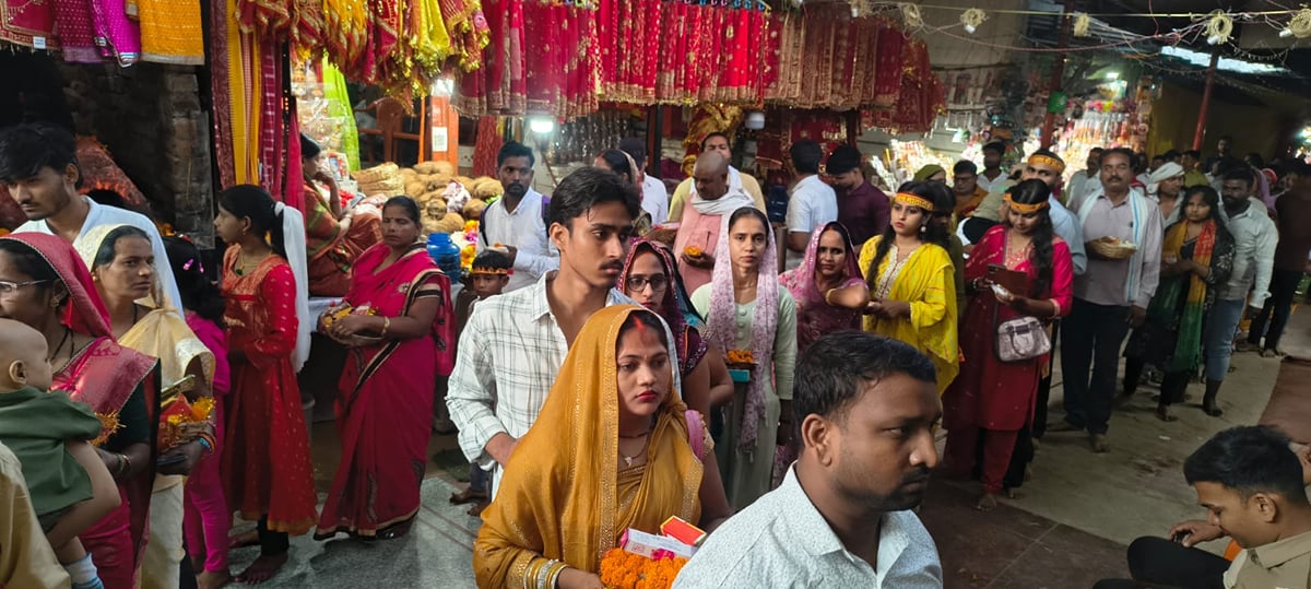 Jaunpur News: शीतला चौकियां धाम में 50 हजार और मैहर धाम में 20 हजार भक्तों ने किए दर्शन-पूजन