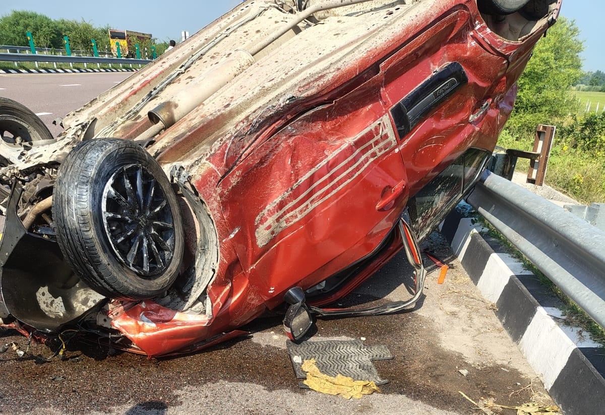 Azamgarh News: पूर्वांचल एक्सप्रेसवे पर डिवाइडर से टकराई कार, पिता-पुत्र की मौत, पत्नी समेत तीन घायल