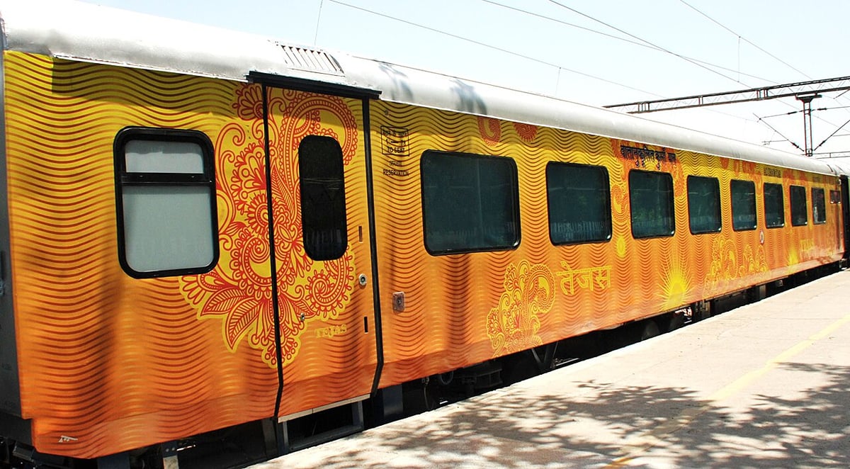 Lucknow News: चार दिनों से देरी की शिकार हो रही तेजस