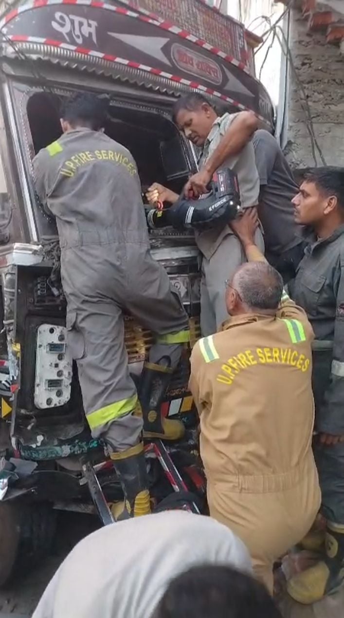 Lucknow News: ट्रक बेकाबू होकर दुकान में घुसा, दो घंटे फंसा रहा चालक