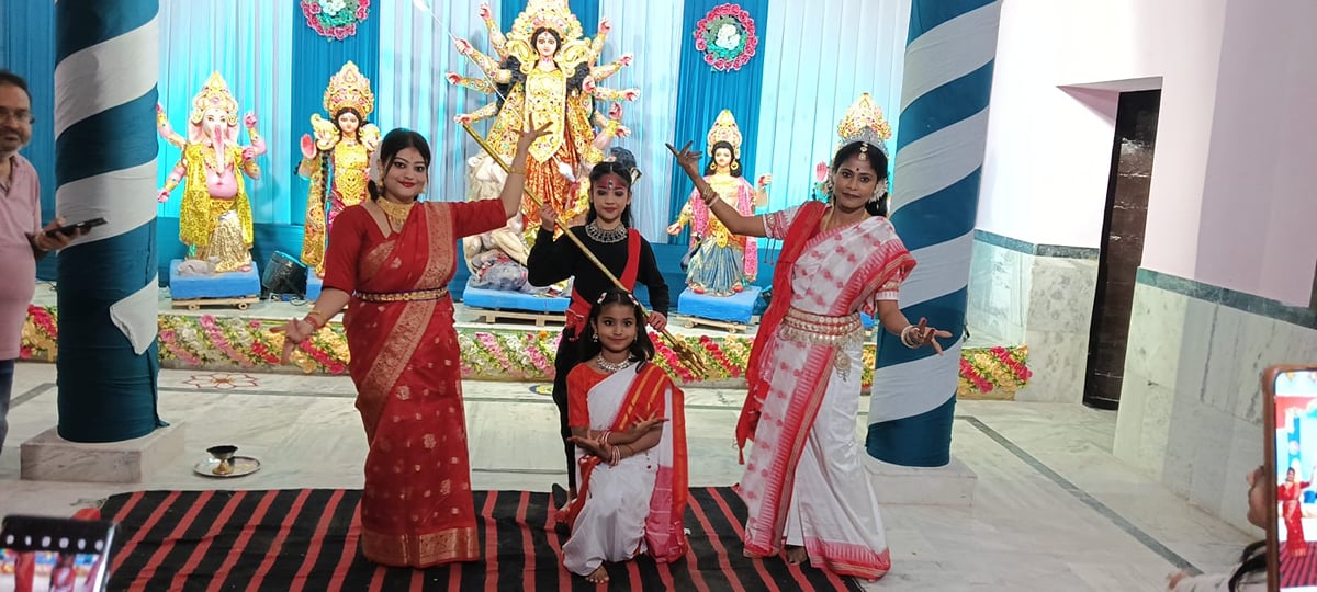 Aligarh News: दुर्गाबाड़ी में शुरू हुई दुर्गा पूजा, सजा पंडाल