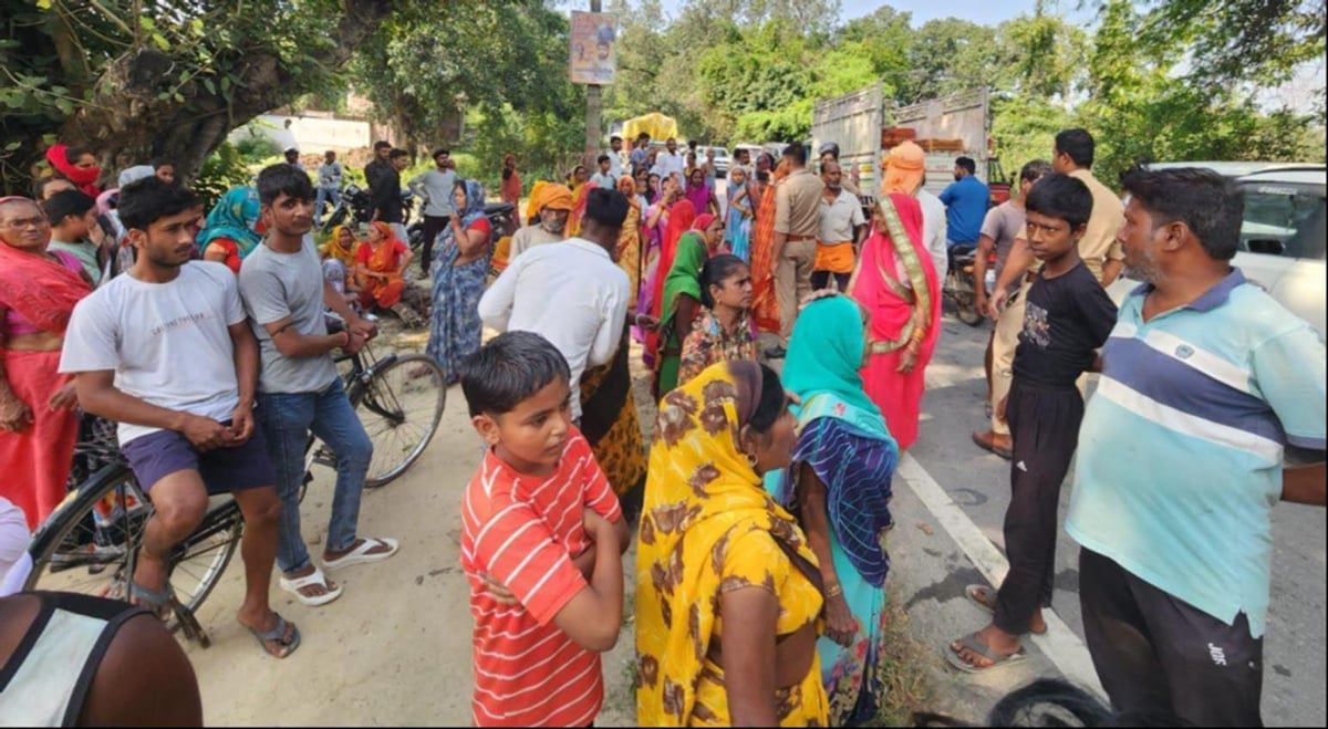 Gonda News: 25 दिन से बिजली न मिली तो ग्रामीणों ने लगाया जाम
