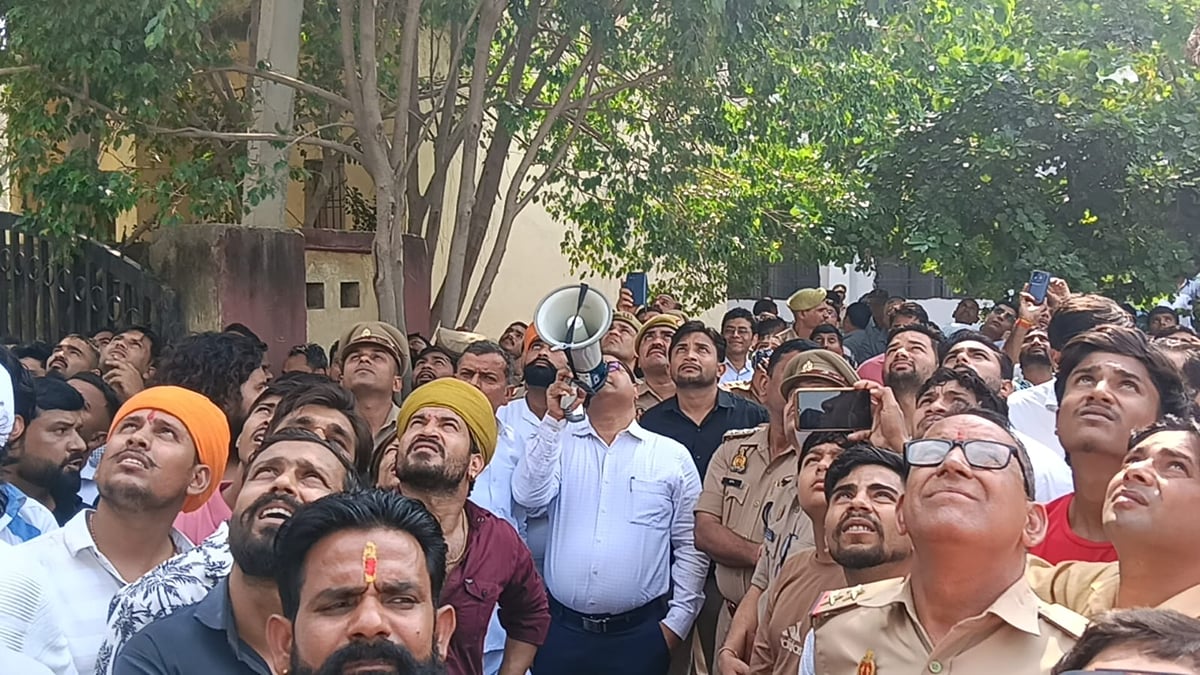 Hapur News: 100 गज जमीन के लिए पानी की टंकी पर चढ़ा किसान, 40 मिनट तक हंगामा