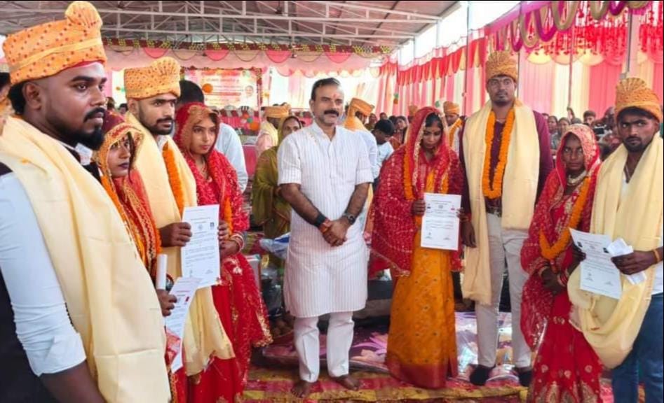 धानापुर में सामूहिक विवाह में वर-वधू को आशीर्वाद देते भाजपा विधायक सुशील सिंह। संवाद