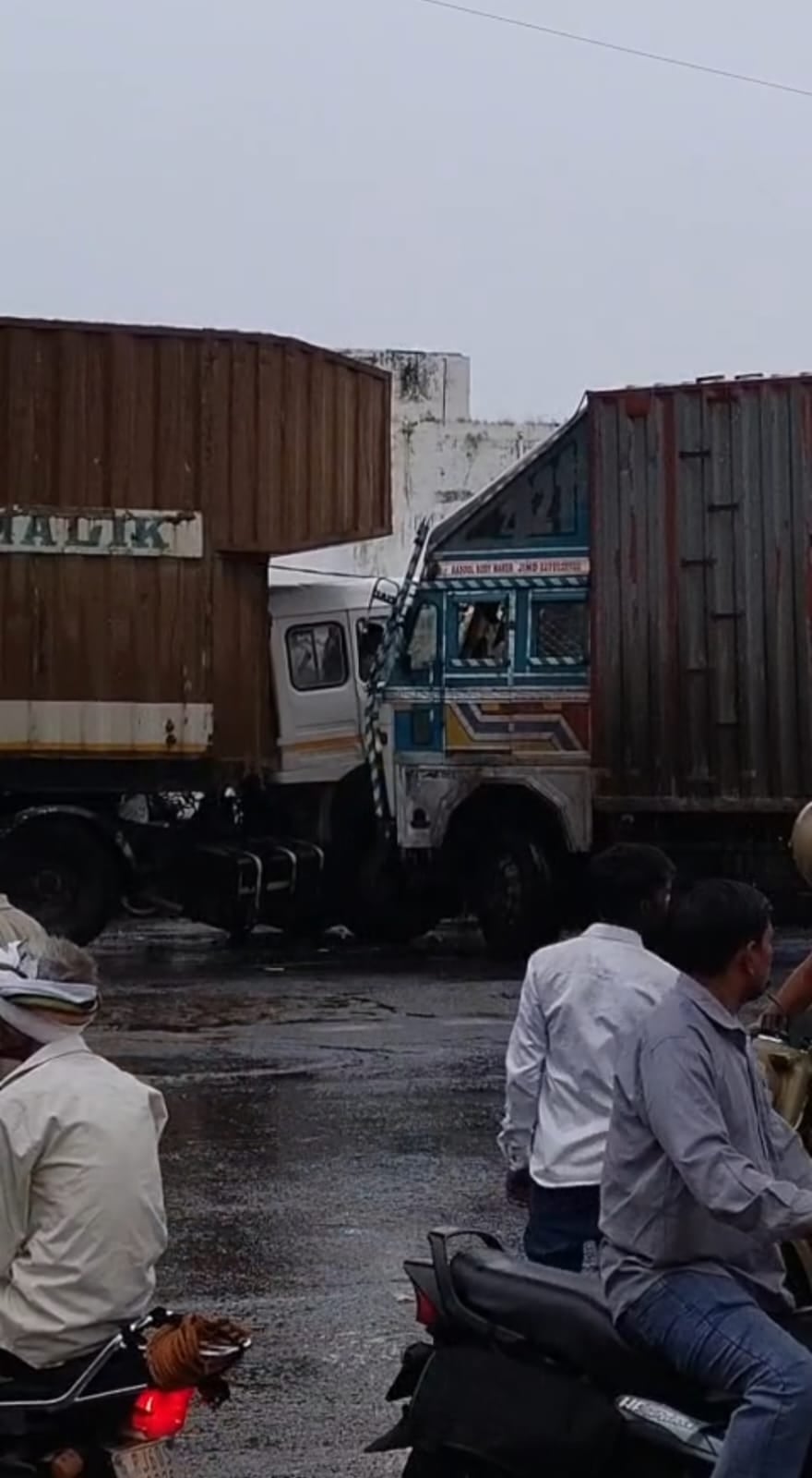 Agra News: आगरा-ग्वालियर हाईवे पर दो कंटेनरों की भिड़ंत