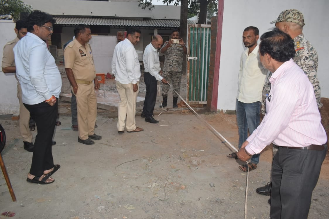 Jhansi News: गेट बनाने पर घिरा वन विभाग, सड़क की भूमि पर बाउंड्रीवाल बनाने का आरोप