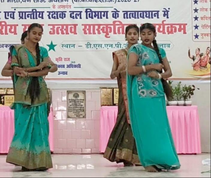 Unnao News: लोकगीत में जैनब, लोकनृत्य में साहिबा की टीम प्रथम