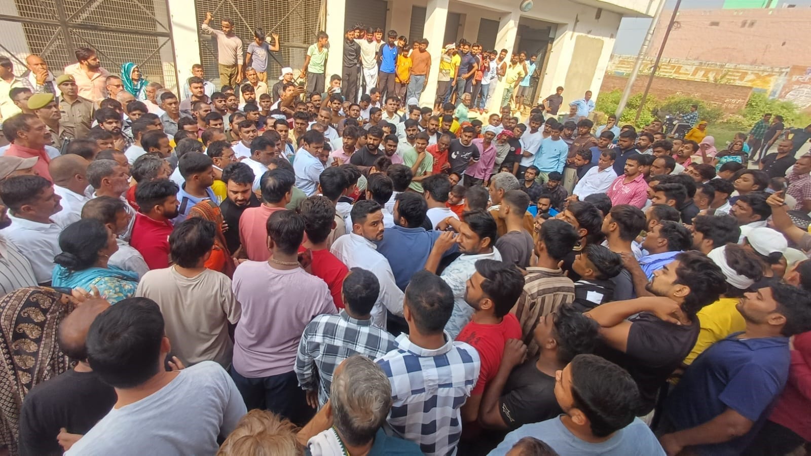 युवक हनी चौधरी की हत्या के विरोध में अनूपशहर स्टेट हाईवे पर जाम लगाने पहुंचे गांव मौसमगढ़ के ग्