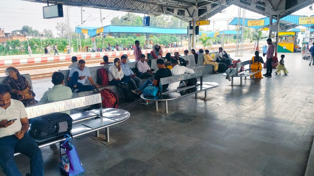 Ambedkar Nagar News: ट्रेनों की लेटलतीफी ने बढ़ाई यात्रियों की परेशानी