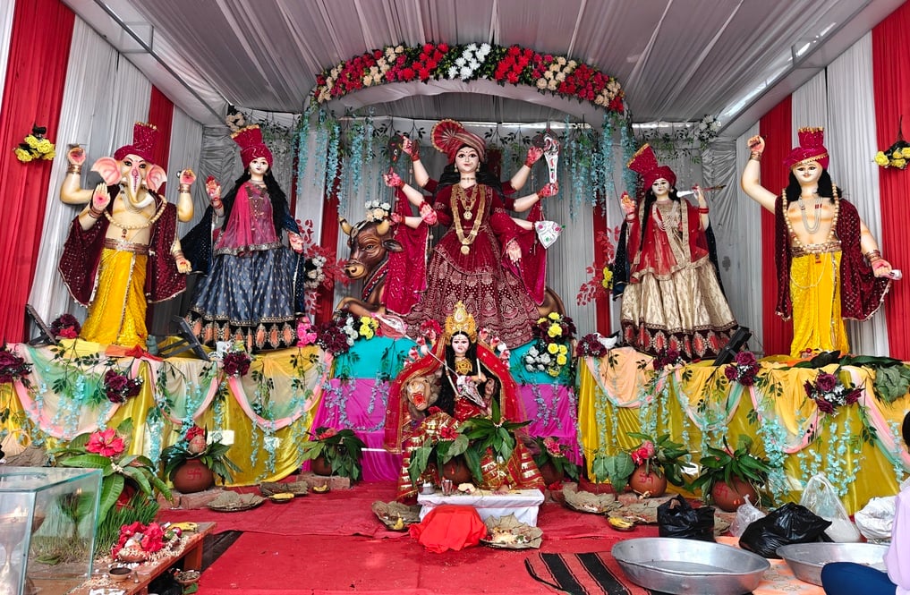 Ballia News: पंडालों में पधारीं अंबेरानी, गूंजा जय माता दी