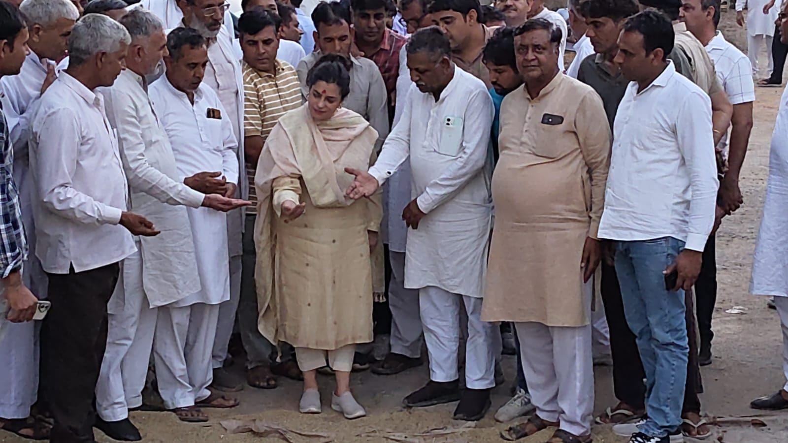 अनाज मंडी का निरीक्षण कर बाजरे की खरीद व्यवस्था का जायजा लेतीं मंत्री श्रुति चौधरी