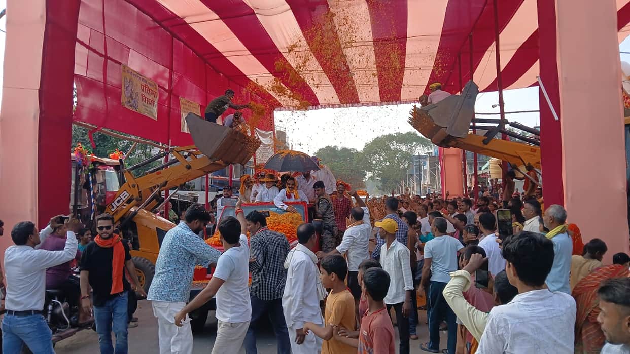 jdu-mla-anant-singh-road-show-barh-eleven-jcb-showered-flowers