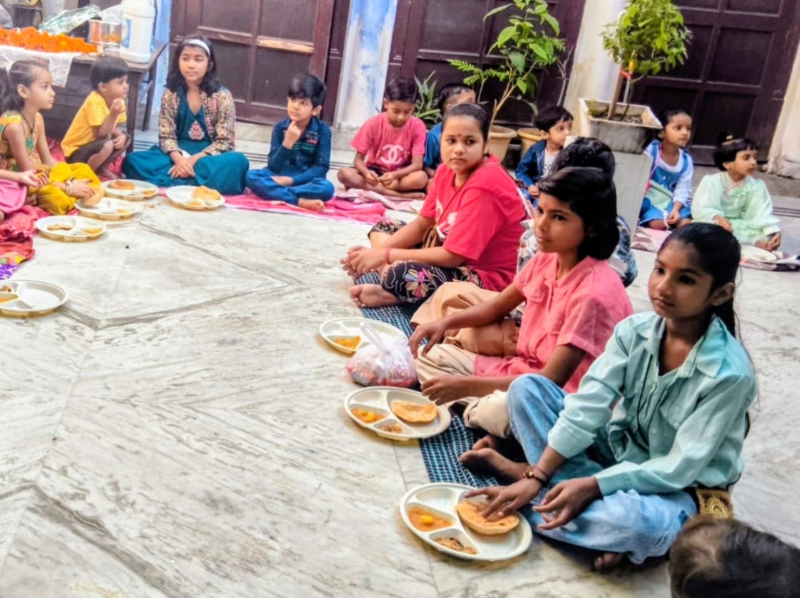 Meerut News: मवाना में महाअष्टमी पर कन्या पूजन, श्रद्धा से कराया भोजन