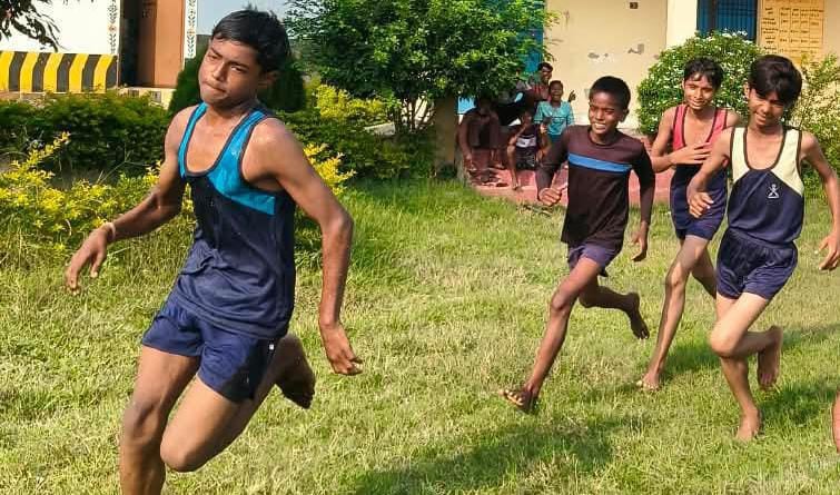 Mirzapur News: एथलेटिक्स में 12 गोल्ड के साथ कंपोजिट स्कूल श्रुतिहार चैंपियन