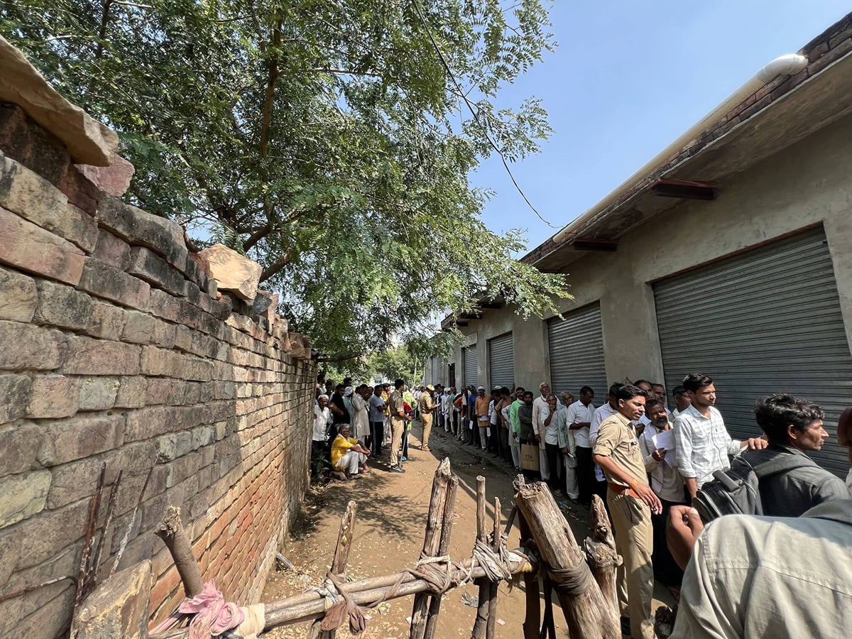 Agra News: डीएपी वितरण में देरी पर जैंगारा समिति पर किसानों का हंगामा
