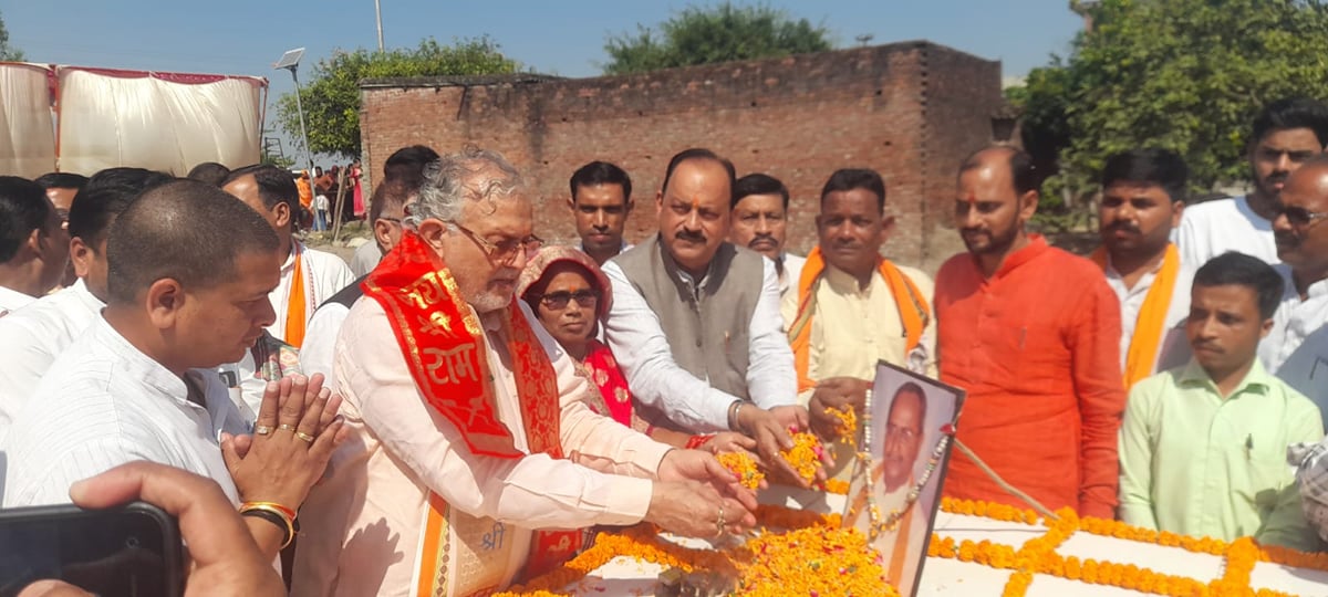 Shahjahanpur News: पूर्व  विधायक के  चित्र  पर मंत्री ने अर्पित की पुष्पांजलि