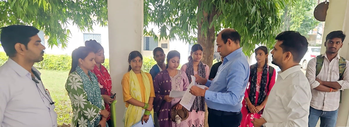 Agra News: मतदाता सूची पुनरीक्षण अभियान, 1400 से अधिक आए आवेदन