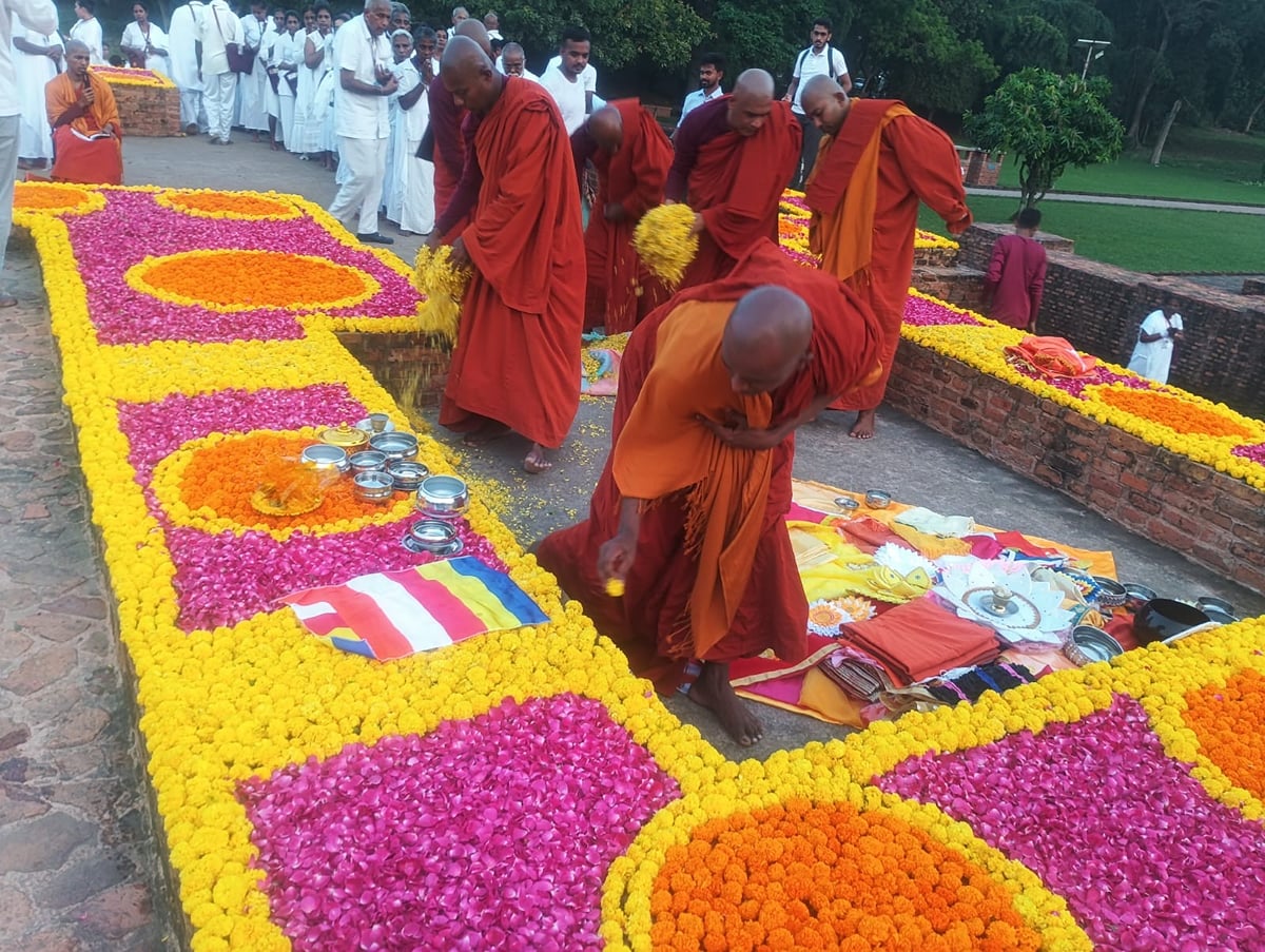 Shravasti News: श्रीलंका के अनुयायियों ने की बुद्ध पूजा
