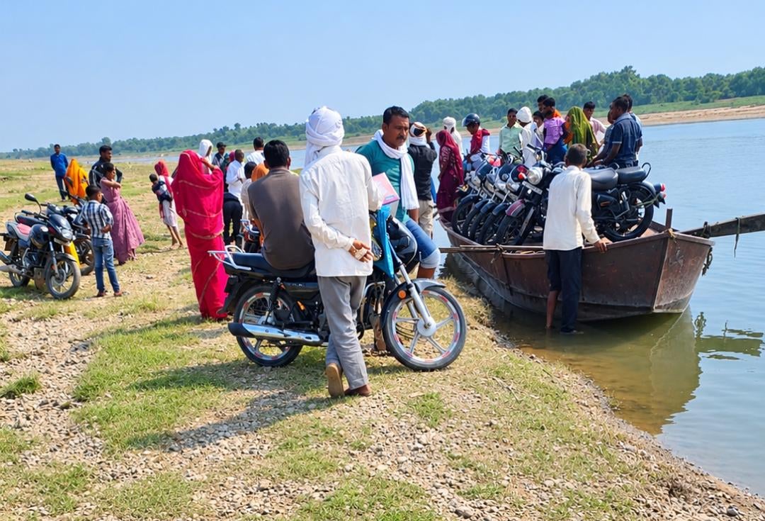 Agra News: चंबल नदी में जर्जर नाव, मुसाफिरों की जिंदगी से खिलवाड़