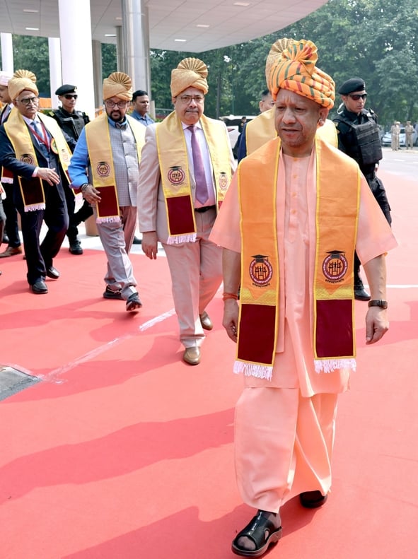 Lucknow News: मुख्यमंत्री और न्यायमूर्ति से मेडल पाकर खिले मेधावियों के चेहरे