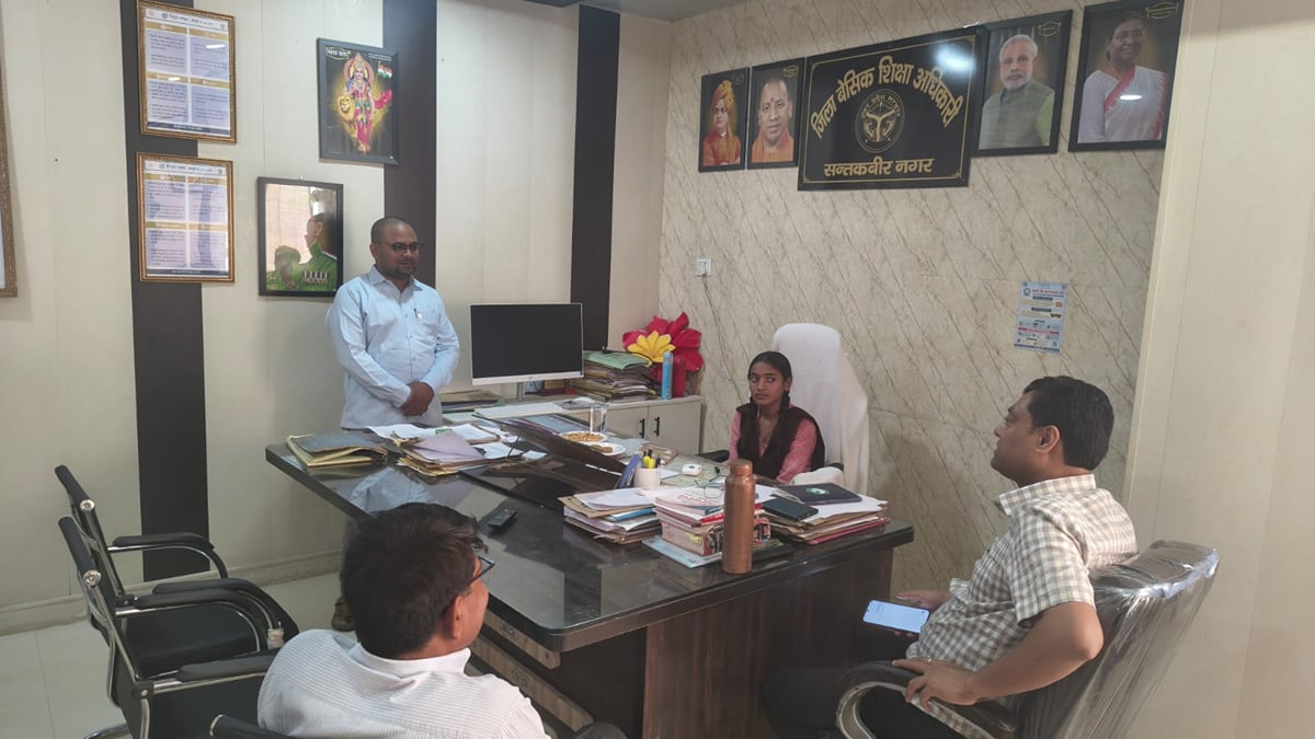Sant Kabir Nagar News: कस्तूरबा विद्यालय की छात्रा खुशी बनी एक दिन की बीएसए