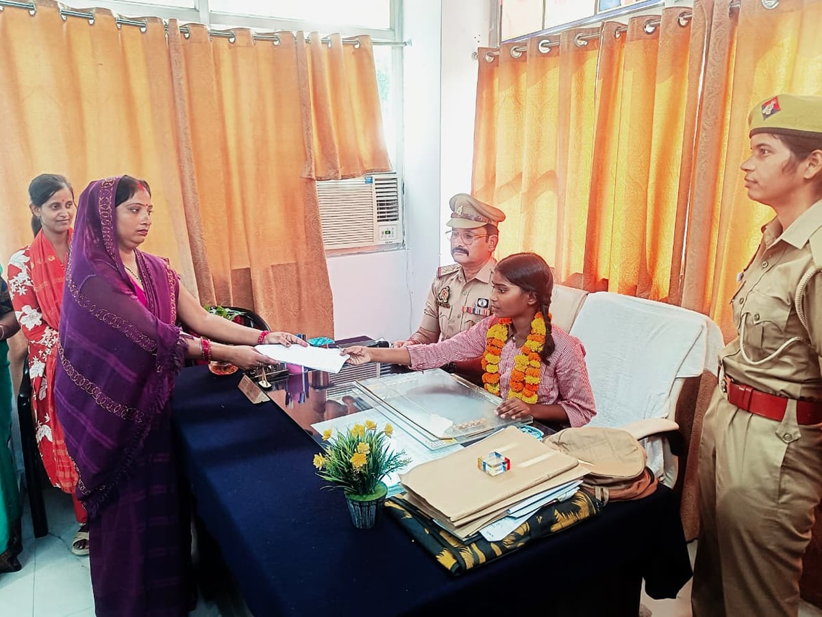 Basti News: सातवीं की छात्रा अनन्या बनीं एक दिन की थानाध्यक्ष, उनके नेतृत्व में लगा पिंक समाधान दिवस