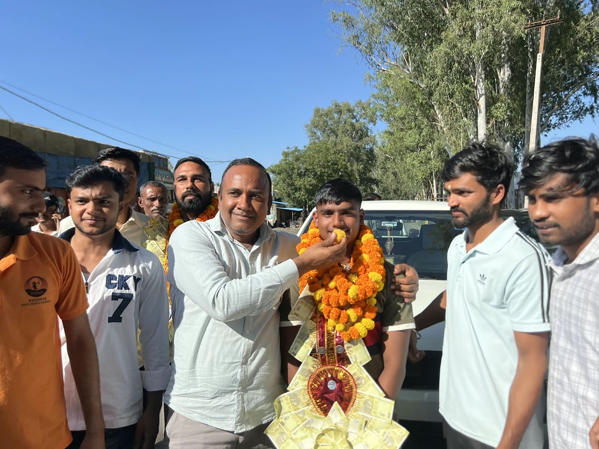 Meerut News: नेशनल एथलेटिक्स के कांस्य पदक विजेता आशु का घर पहुंचने पर स्वागत