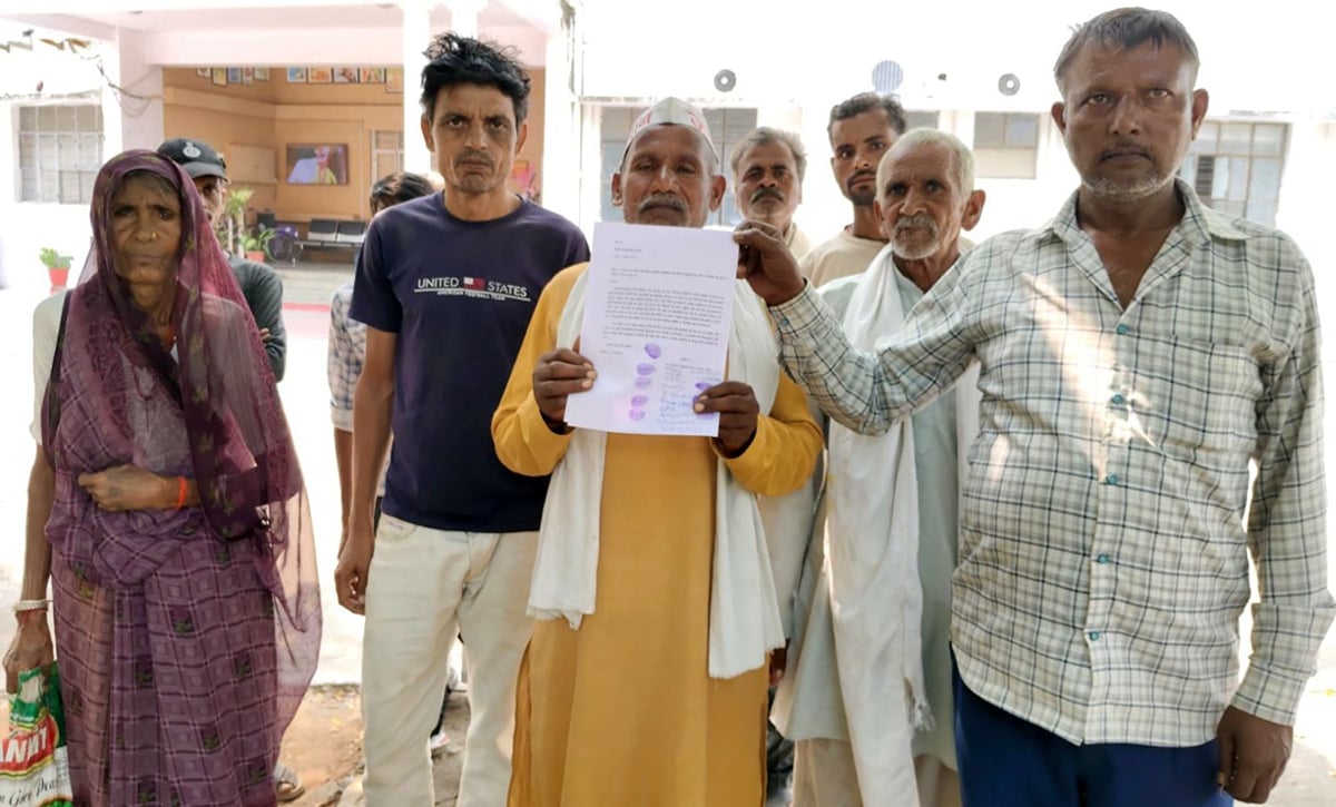 Mahoba News: समिति में खाद होने के बाद भी वितरण न करने का आरोप