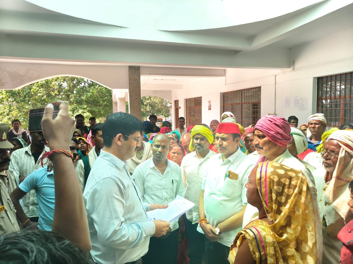 Chitrakoot News: उत्पीड़न के विरोध में कोल समुदाय का तहसील में प्रदर्शन
