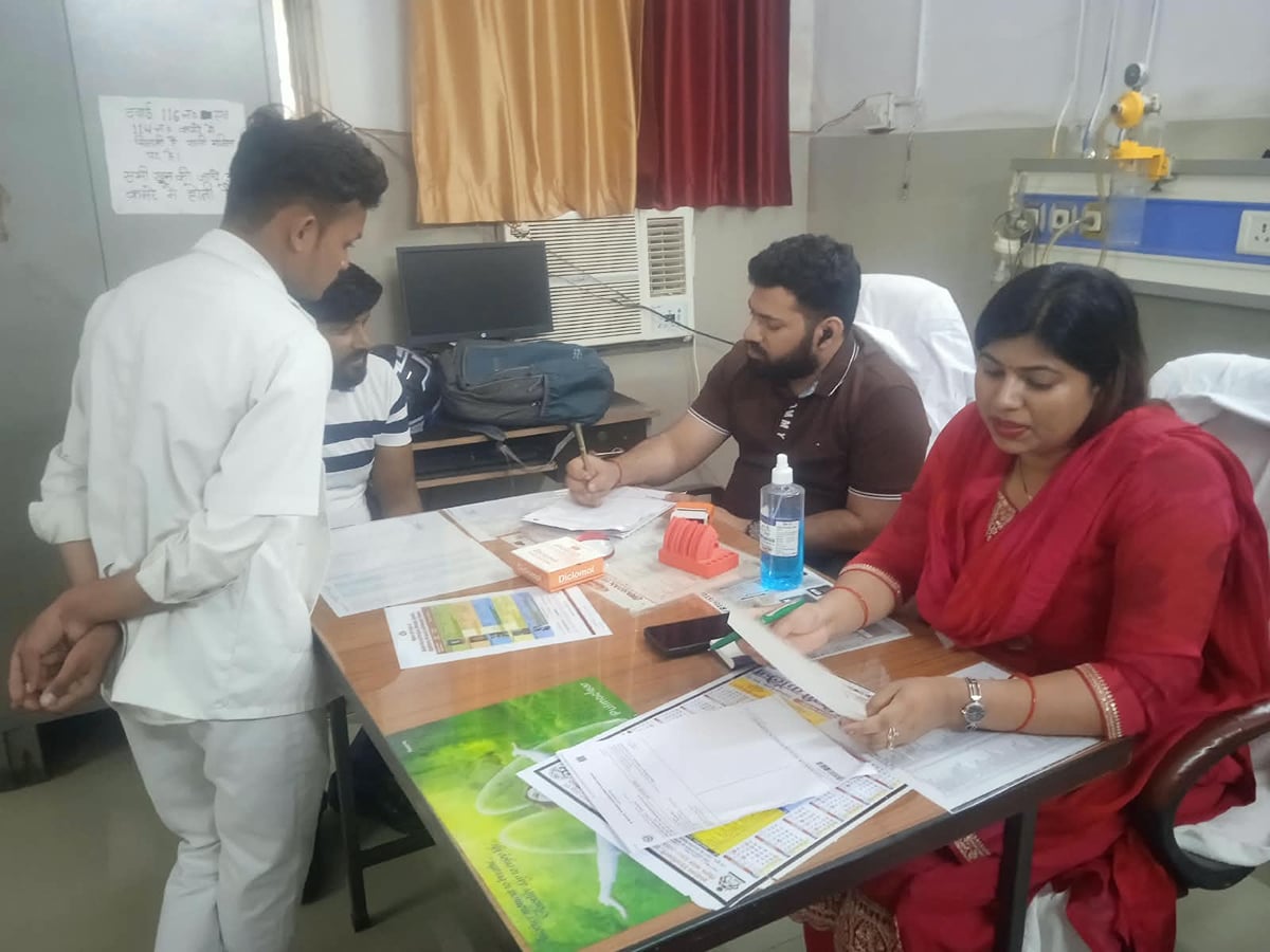 Etawah News: संविदा कर्मचारियों के हड़ताल पर वापस आने पर मरीजों ने ली राहत की सांसो