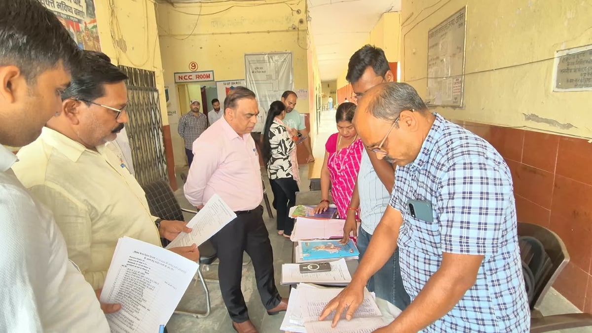 Jalaun News: एसआईआर में छूटा नाम तो बूथ पर पहुंचे, एक दिन में मिले 1775 आवेदन