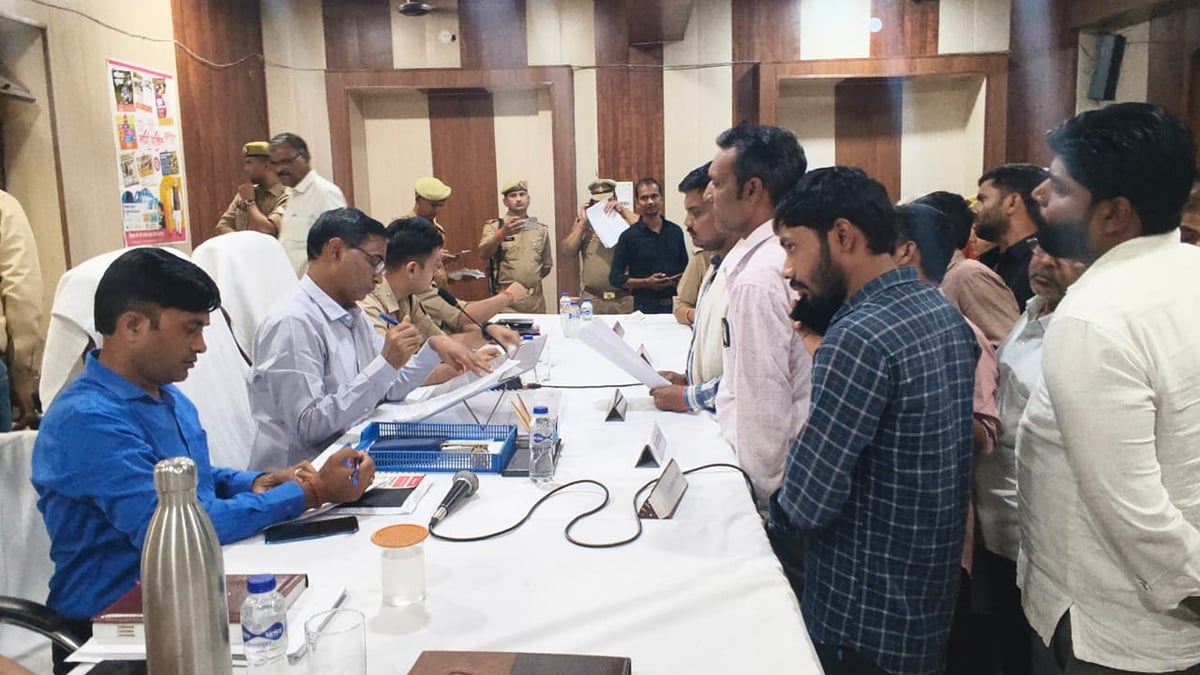 Auraiya News: साहब मैं जिंदा हूं... कागजों में मृत दिखा रोक दी वृद्धावस्था पेंशन