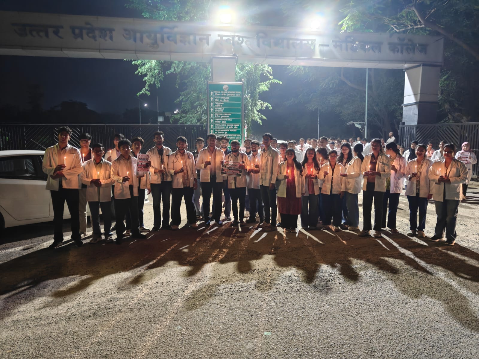 फोटो 35::आयुर्विज्ञान विवि में कैडल मार्च निकालते जूनियर डॉक्टर। स्रोत स्वयं