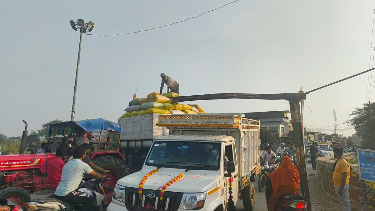Auraiya News: हाइट गेज में फंसा धान लदा ट्रैक्टर, लगा जाम