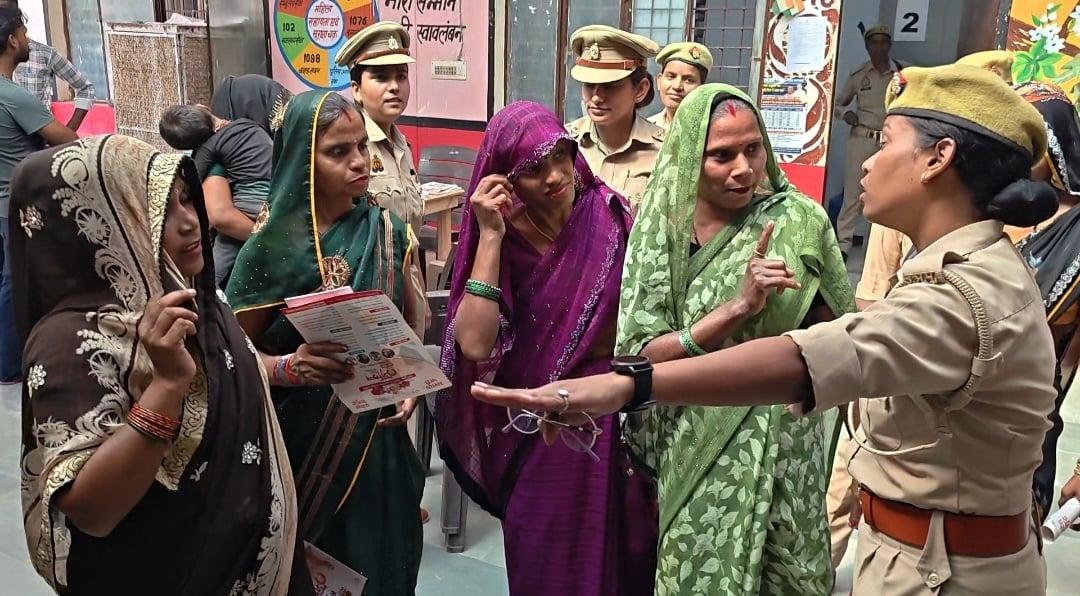 Agra News: रास्ते का समाधान नहीं, गुर्जा खंडेर की महिलाओं ने दिया धरना