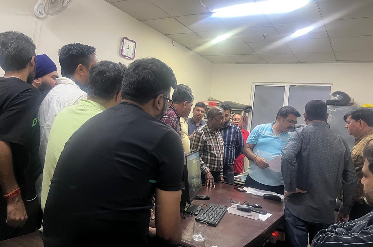 Noida News: कुत्तों के डर से बच्चों का खेलना मुश्किल, भड़के निवासी