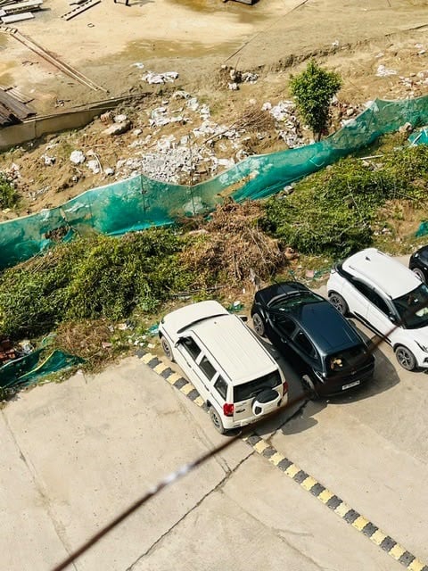 Noida News: एक साल से टूटी बाउंड्री वॉल, खतरे के साये में निवासी