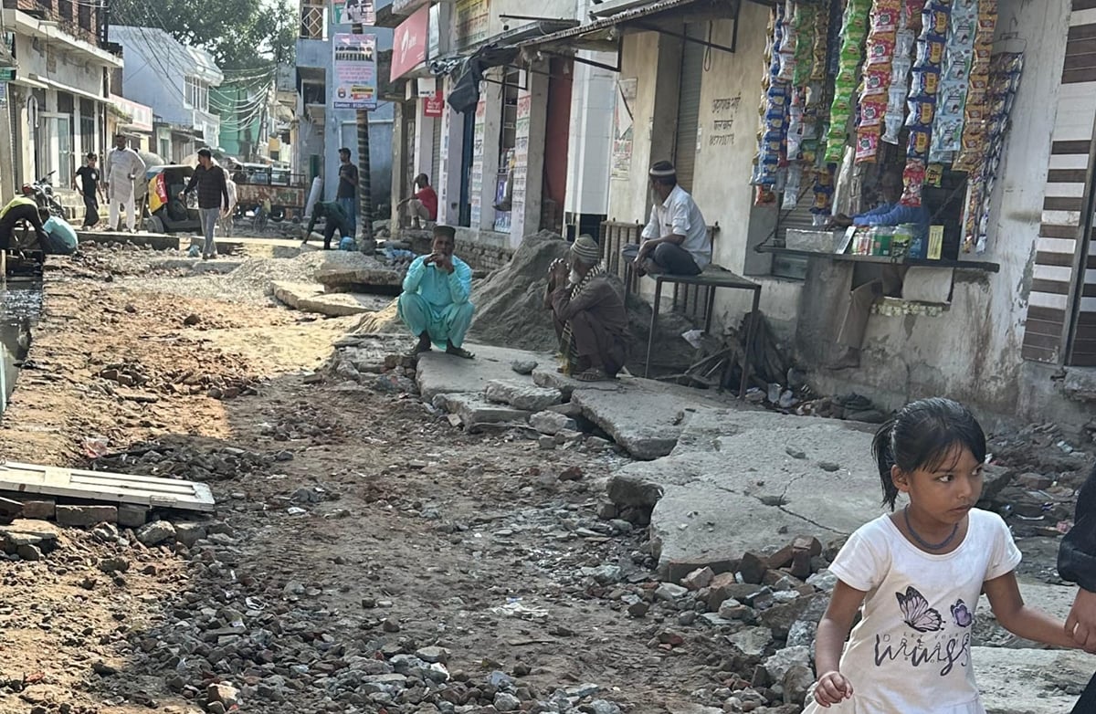 Pilibhit News: 55 मीटर अधूरी सड़क से बाजार की राह मुश्किल, दुकानदारों में आक्रोश
