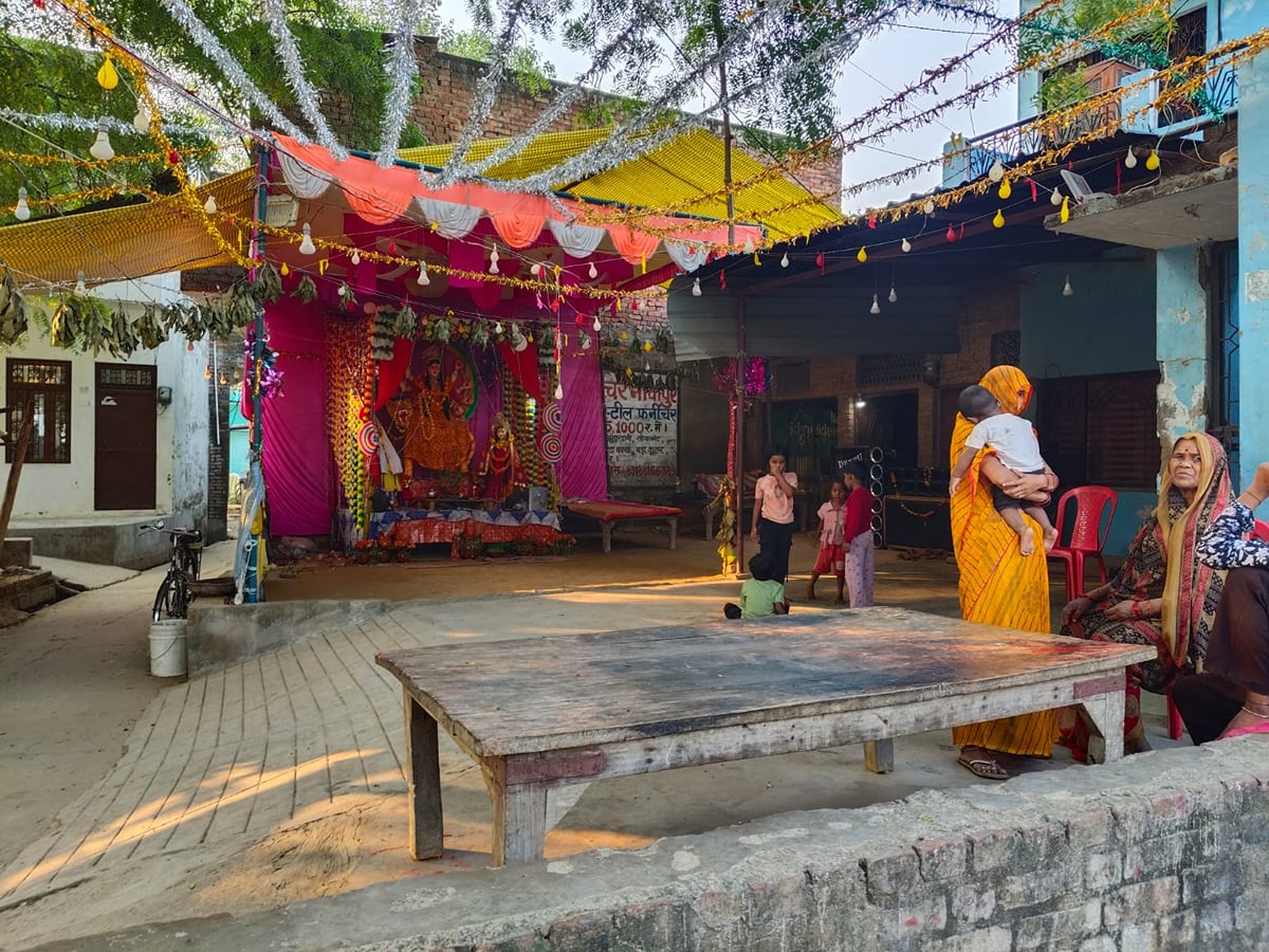 Kaushambi News: दुर्गा पूजा देखने गए युवक की करंट से झुलसकर मौत