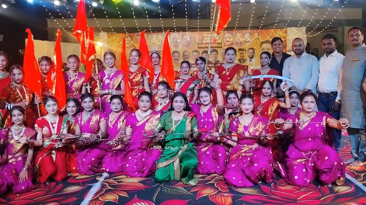 हाथों मे तलवार और भगवा ध्वज थामकर किया शौर्य का प्रदर्शन