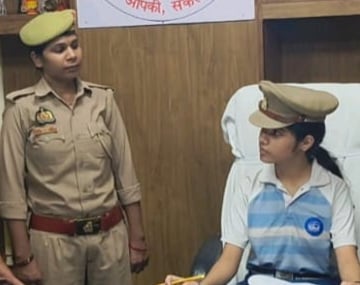Basti News: छात्रा वैभवी ने एक दिन के लिए संभाली जीआरपी थाने की कमान